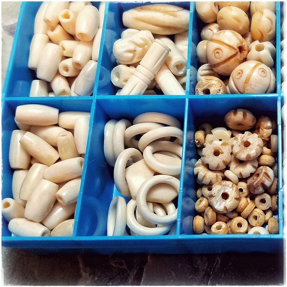 *SOLD* LOT African carved bone beads w/ box - Picture 4 of 8